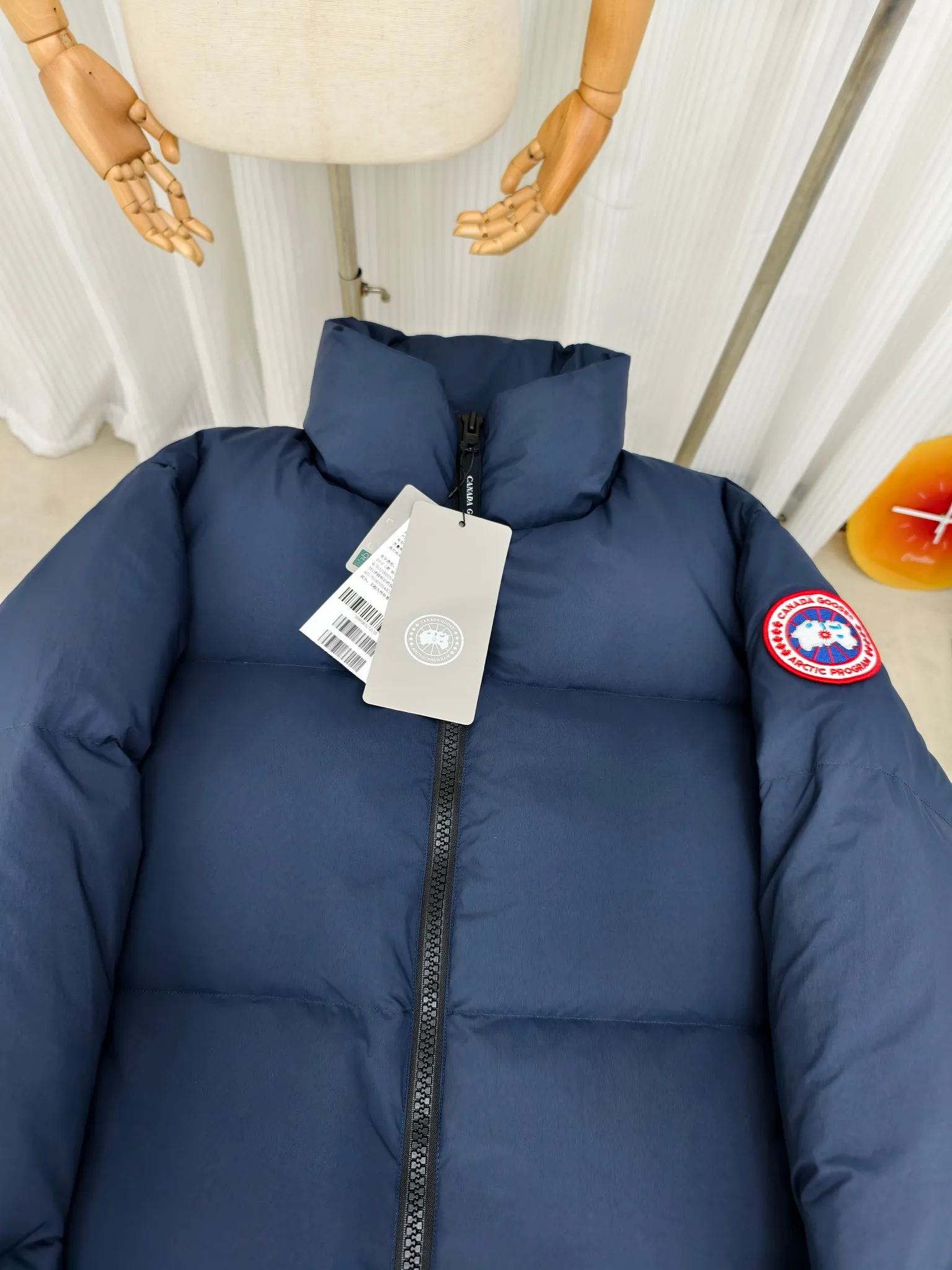 Style number: Y 172 2802M (high version) Canada gooes Canada goose Lawrence down jacket Lawrence down jacket provides basic protection for daily adventures. Delicately soft fabric, this is a water-repellent fabric that is soft to the touch yet durable. Filled with extremely fluffy white duck down. This piece has a quilted body and structured down. Padded collar and reflective double-stripe grip tape. Extended hem and tucked-in inner rib-knit cuffs. ⚠️The actual color of the desert color is darker, consistent with the color on the official website Color: Black Black Label Black Red Label Desert Color Ocean Blue Size: XS-2XL